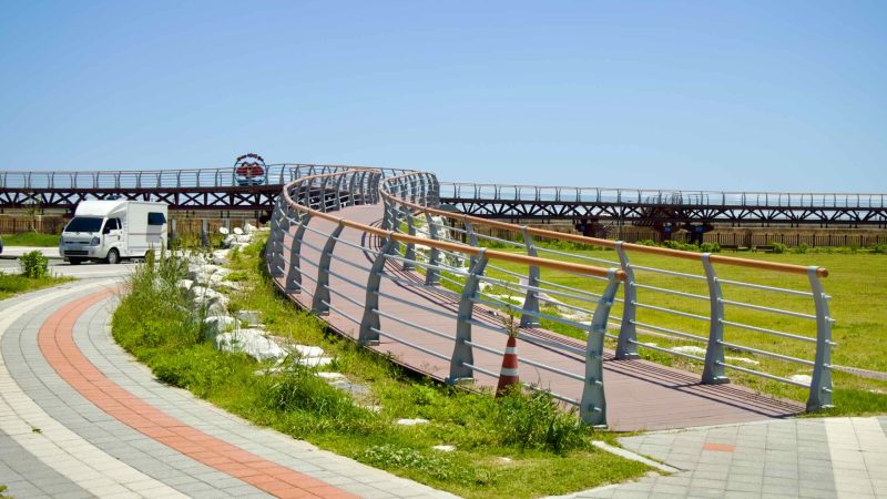 A curved walkway at Isabu Plaza leads to an observatory walkway at the bottom of Isabu Road.