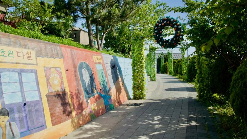 A mural adorns a wall along a scenic path on Nongoldam Street.