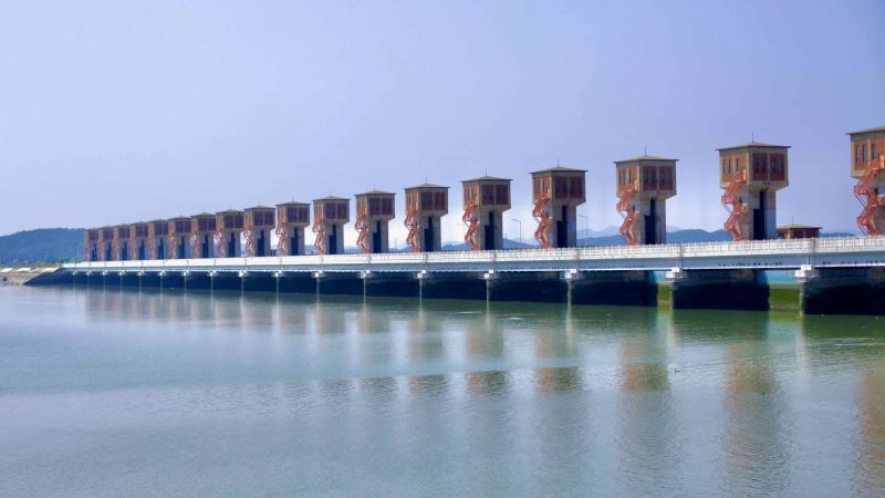 The Geum River Estuary Bank spans 1,841 meters, serving as a vital infrastructure project for flood control.