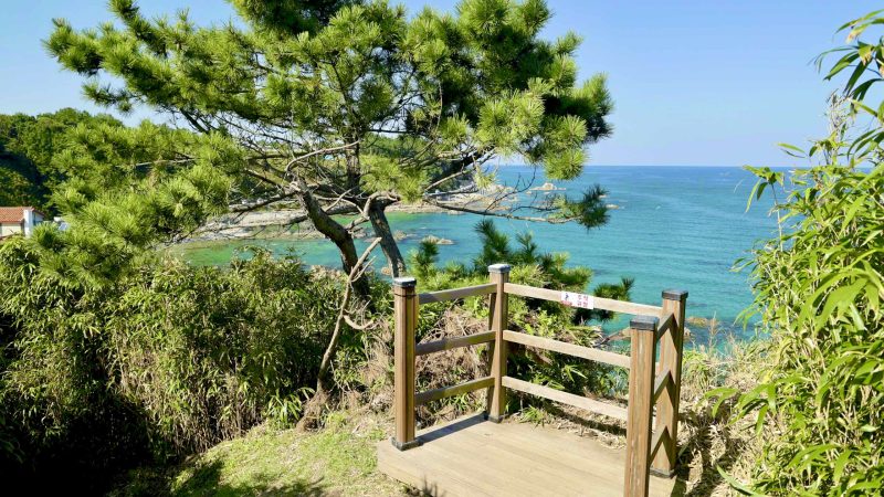 A picture of the “Dragon's Dream Path” (용의 꿈길) on the Jukbyeon Cape (죽변곶) in Jukbyeon Port (죽변항) along the Gyeongbuk (East Coast) Bicycle Path (동해안자전거길 (경북)) in Uljin County (울진군), South Korea.