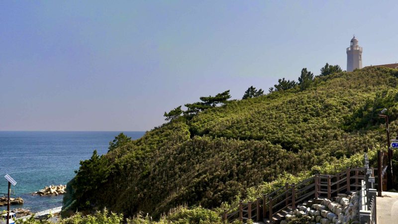 A picture of the “Dragon's Dream Path” (용의 꿈길) on the Jukbyeon Cape (죽변곶) in Jukbyeon Port (죽변항) along the Gyeongbuk (East Coast) Bicycle Path (동해안자전거길 (경북)) in Uljin County (울진군), South Korea.