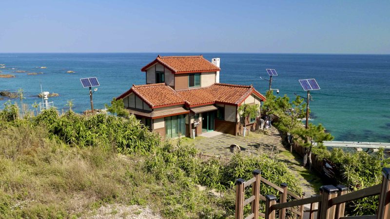 A picture of the Into the Storm Set (폭풍속으로 세트장) on the Jukbyeon Cape (죽변곶) in Jukbyeon Port (죽변항) along the Gyeongbuk (East Coast) Bicycle Path (동해안자전거길 (경북)) in Uljin County (울진군), South Korea.