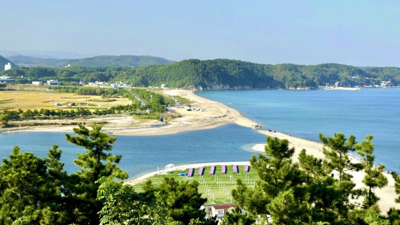 A picture of Wangpi Stream (왕피천) along the Gyeongbuk (East Coast) Bicycle Path (동해안자전거길 (경북)) in Uljin County (울진군), South Korea.