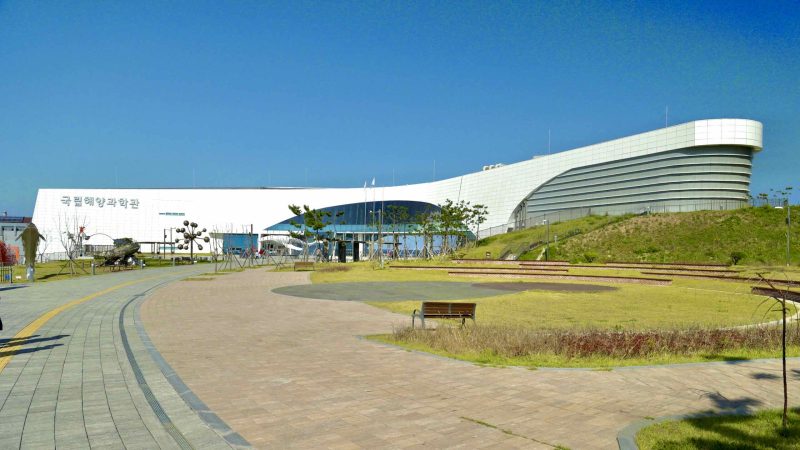 A picture of the National Maritime Science Museum (국립해양과학관) in Jukbyeon Port (죽변항) along the Gyeongbuk (East Coast) Bicycle Path (동해안자전거길 (경북)) in Uljin County (울진군), South Korea.