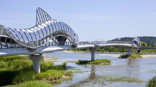 Sweetfish Bridge (은어다리) in Uljin County is a 243-meter-long pedestrian bridge that crosses Namdae Stream as it flows into the East Sea.