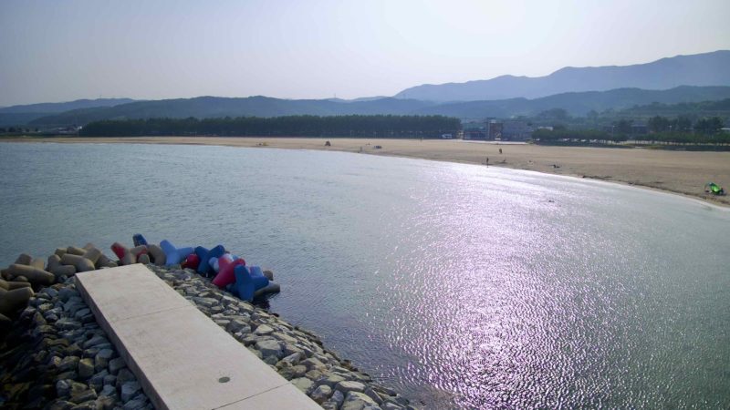 A picture of Goraebul Beach (고래불해수욕장) in Yeongdeok County, South Korea.