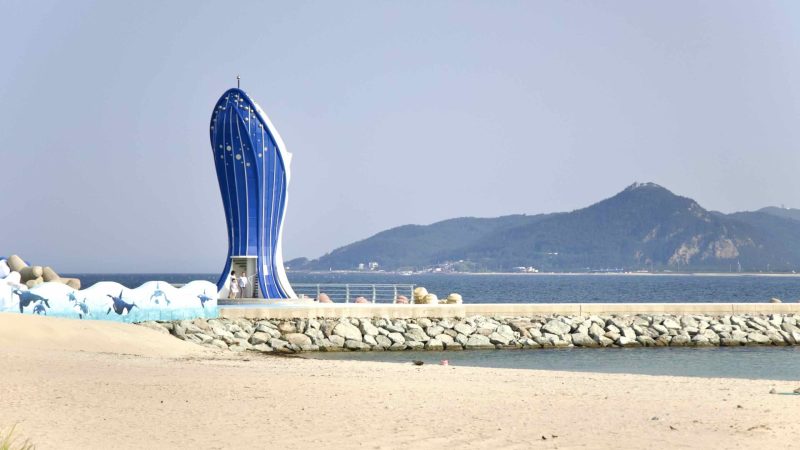 A picture of the whale observatory at Goraebul Beach (고래불해수욕장) in Yeongdeok County, South Korea.