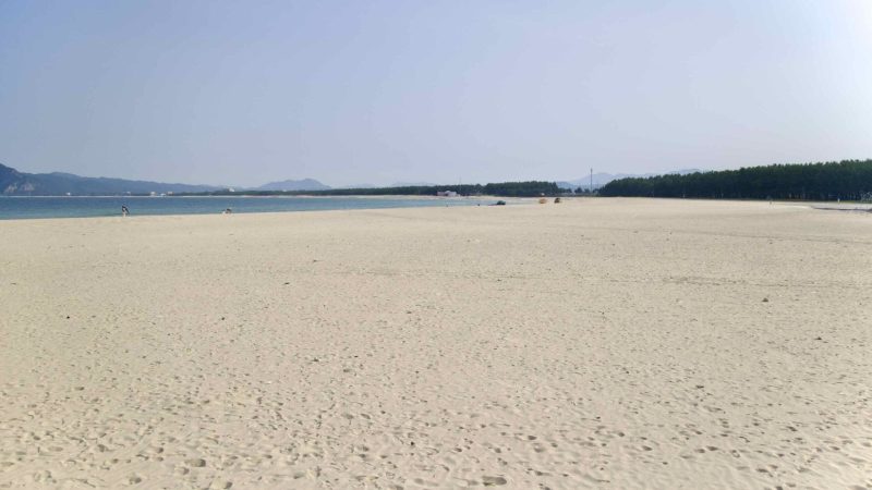 A picture of Goraebul Beach (고래불해수욕장) in Yeongdeok County, South Korea.