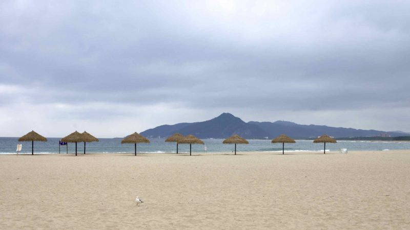 A picture of Goraebul Beach (고래불해수욕장) in Yeongdeok County, South Korea.