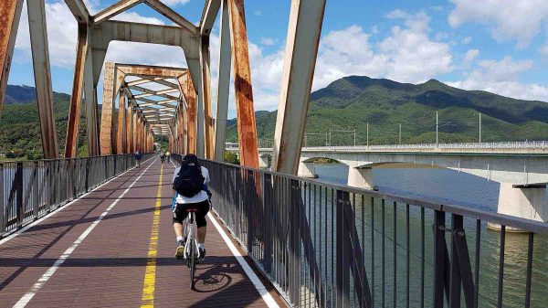 Hangang Bike Path – Hanam Yeoju – Bukhangang Bridge A picture of a clear fall day on the bike paths in Korea.