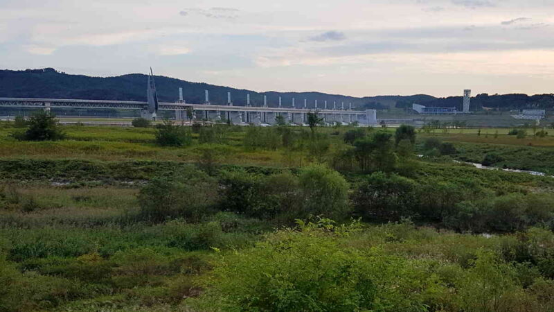 A photo of Yeoju Weir (여주보) near downtown Yeoju on the Hangang Bicycle Path in South Korea.