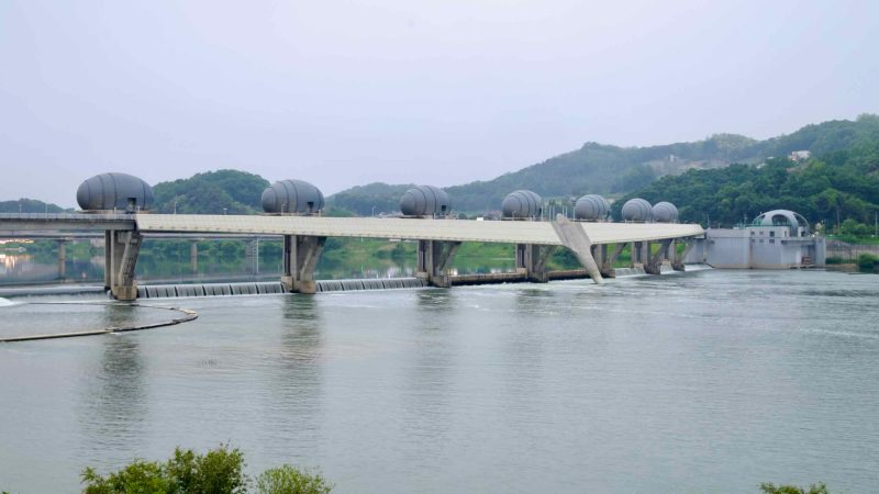 A wide-angle look at Ipo Weir reveals its distinctive egg-shaped gate towers stretching across the South Han River, part of Korea’s Four Rivers Restoration Project.