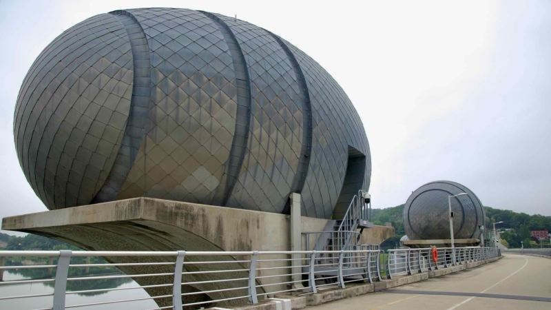 Pedestrian and cycling lanes pass directly beneath the metallic egg-shaped towers of Ipo Weir, blending engineering utility with artistic form over the South Han River.