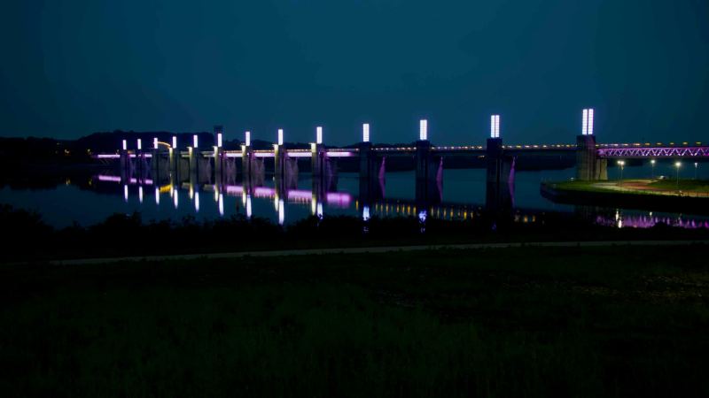 Pillars of Yeoju Weir reflect in the South Han River at dusk, highlighting the Four Rivers Project landmark and its Sejong-inspired design.