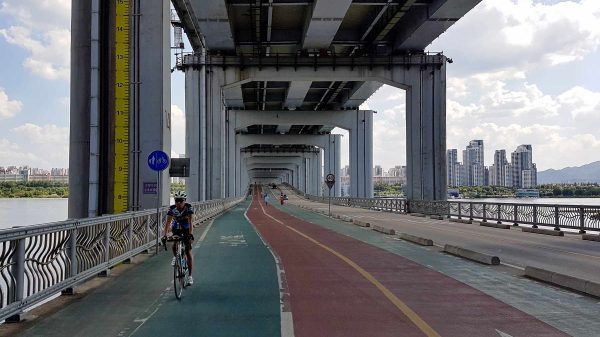 Hangang Bike Path – Seoul – Banpo Bridge A picture of the lower deck of Banpo Grand Fountain Bridge in Seoul, South Korea.