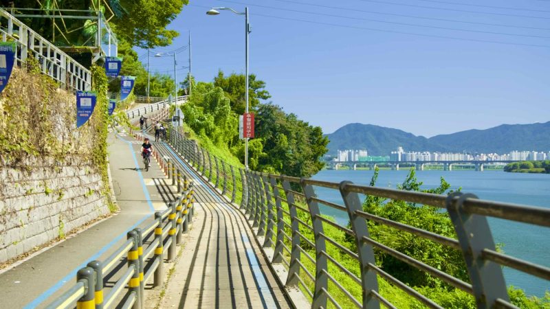 A picture of Mieumnaru Pass (미음나루고개) on the Hangang Bike Path (한강 자전거길) in Namyangju City (남양주시) South, Korea.