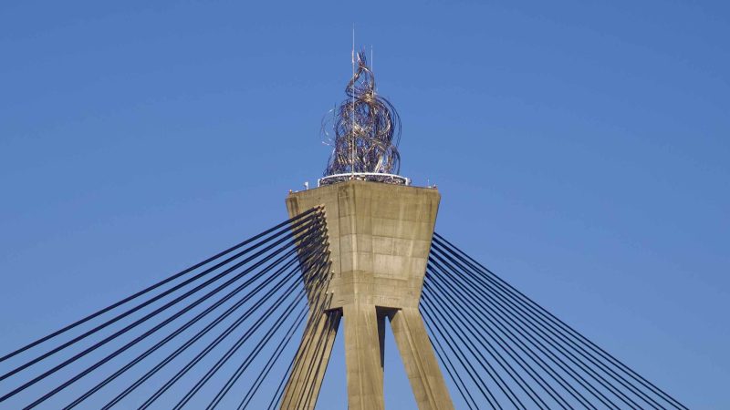 A picture of Olympic Bridge (올림픽대교) crossing the Han River between the Gwangjin and Songpa Districts in Seoul, South Korea.