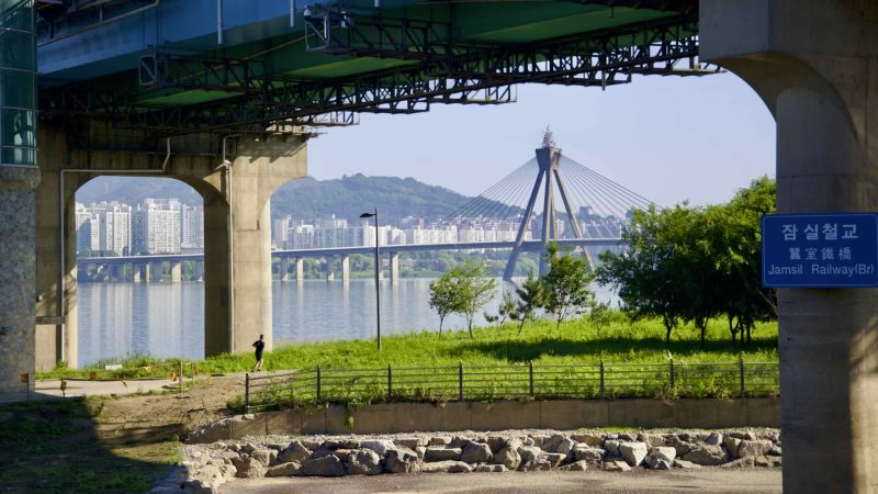 A picture of Olympic Bridge (올림픽대교) crossing the Han River between the Gwangjin and Songpa Districts in Seoul, South Korea.
