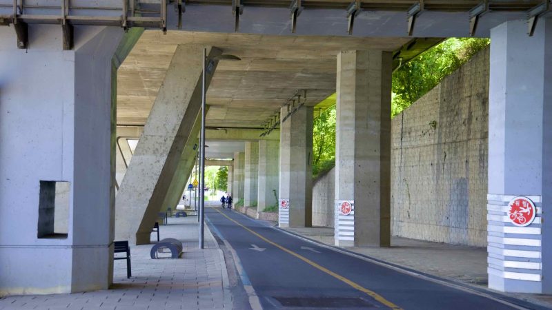 A picture of the bike path under the Gangbyeon Expressway in Ichon Hangang Park (이촌한강공원) in Seoul, South Korea.