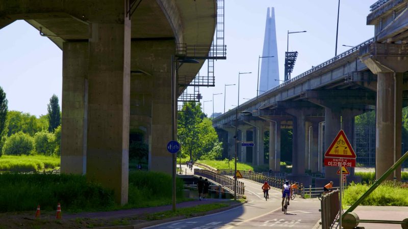 A bridge crosses the Tan Stream near the Jamsil Hangang Park (잠실한강공원; map) near Jamsil Sports Complex in Seoul.