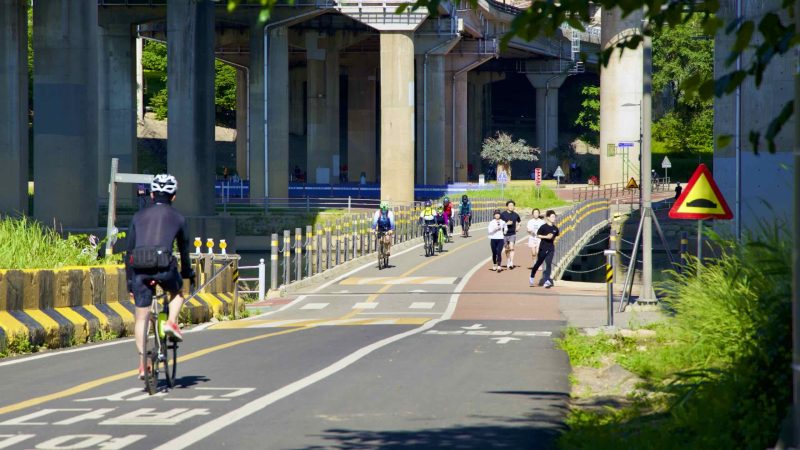 A bridge crosses the Tan Stream near the Jamsil Hangang Park (잠실한강공원; map) near Jamsil Sports Complex in Seoul.