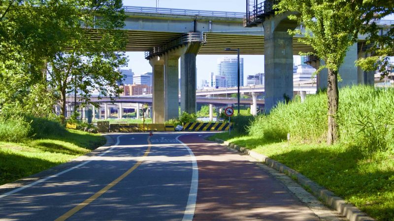 A bridge crosses the Tan Stream near the Jamsil Hangang Park (잠실한강공원; map) near Jamsil Sports Complex in Seoul.