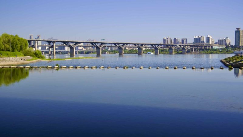 A bridge crosses the Tan Stream near the Jamsil Hangang Park (잠실한강공원; map) near Jamsil Sports Complex in Seoul.