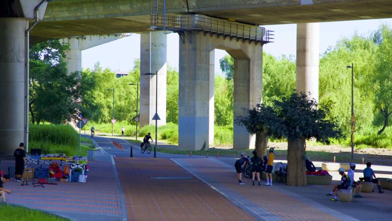 A bridge crosses the Tan Stream near the Jamsil Hangang Park (잠실한강공원; map) near Jamsil Sports Complex in Seoul.