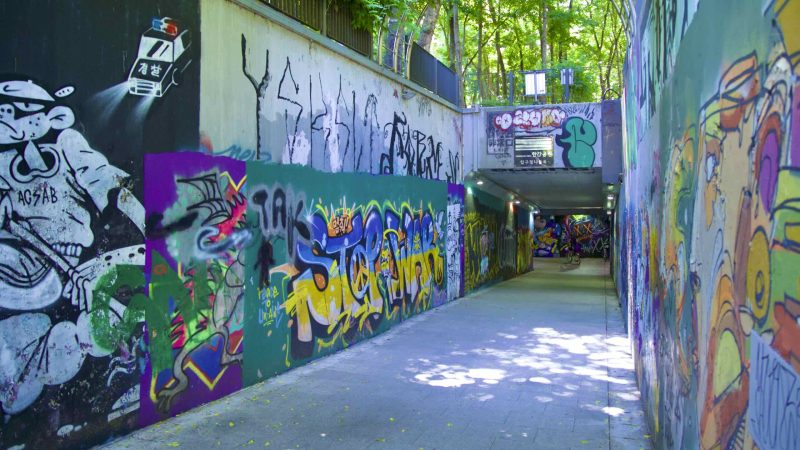 A picture of Apgujeong Rabbit Cave (압구정 토끼굴) in Jamwon Hangang Park (잠원한강공원) in Seoul, South Korea.