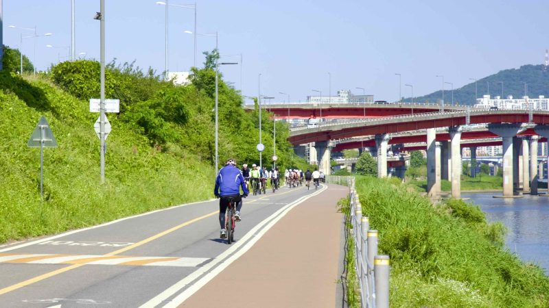 A picture of the bike path near Seongsu Bridge (성수대교) in Jamwon Hangang Park (잠원한강공원) in Seoul, South Korea.