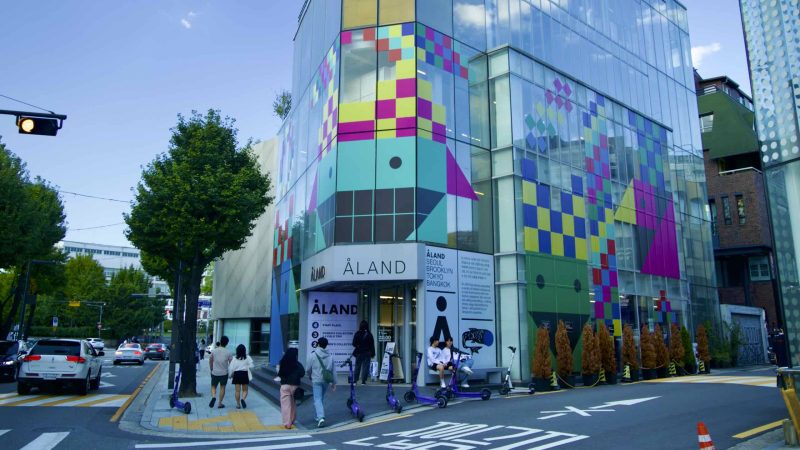 A picture of Garosu Street (가로수길) in the Sinsa Neighborhood (신사동) of Seoul, South Korea.
