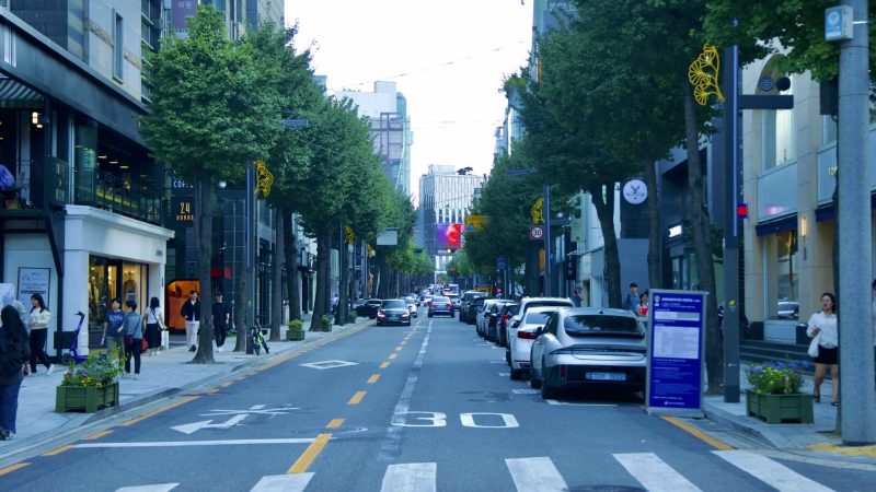 A picture of Garosu Street (가로수길) in the Sinsa Neighborhood (신사동) of Seoul, South Korea.