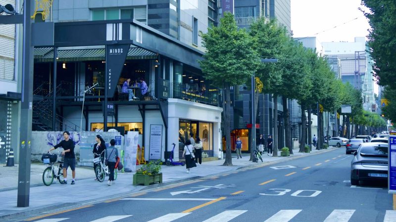 A picture of Garosu Street (가로수길) in the Sinsa Neighborhood (신사동) of Seoul, South Korea.