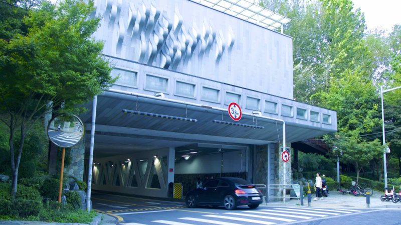 A picture of Garosu Street (가로수길) in the Sinsa Neighborhood (신사동) of Seoul, South Korea.