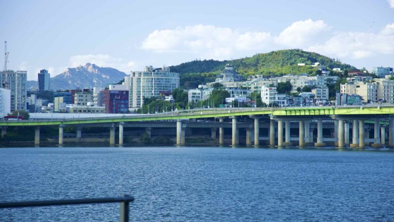 A picture of Hannam Bridge (한남대교) in Jamwon Hangang Park (잠원한강공원) in Seoul, South Korea.