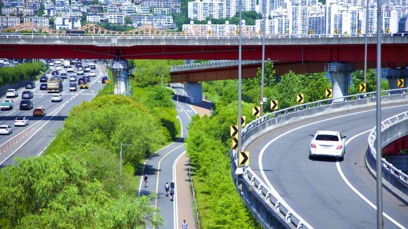 A picture of the bike path and an on-ramp onto Olympic Boulevard from Seongsu Bridge (성수대교) in Jamwon Hangang Park (잠원한강공원) in Seoul, South Korea.