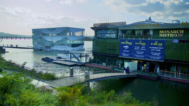 A picture of Seoul Wave Art Center (서울웨이브 아트센터) and Yacht Club in Jamwon Hangang Park (잠원한강공원) in Seoul, South Korea.