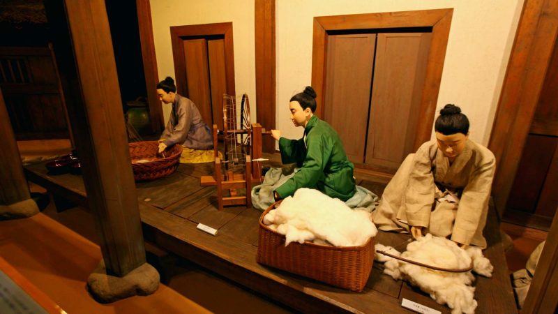 A photo of the Lotte World Folk Museum (롯데월드 민속박물관) in Korea.
