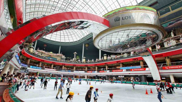 A picture of Lotte World in the Songpa District of Seoul.