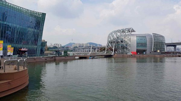 Hangang Bike Path – Seoul – Some Sevit Island A picture of Some Sevit (세빛섬) on the Han River in Seoul.