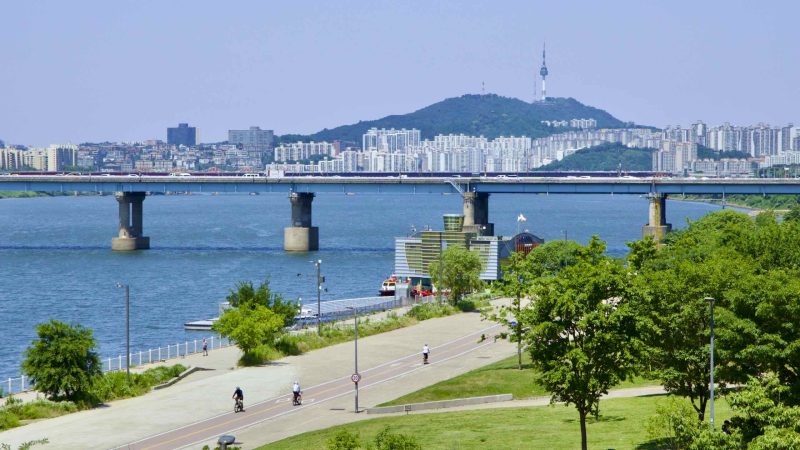 A picture of Yeongdong Bridge (영동대교) and Ttukseom Hangang Park (뚝섬한강공원) in Seoul, South Korea.