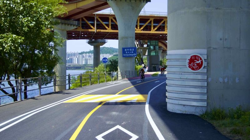 A picture of Seongsu Bridge (성수대교) in Ttukseom Hangang Park (뚝섬한강공원) in Seoul, South Korea.