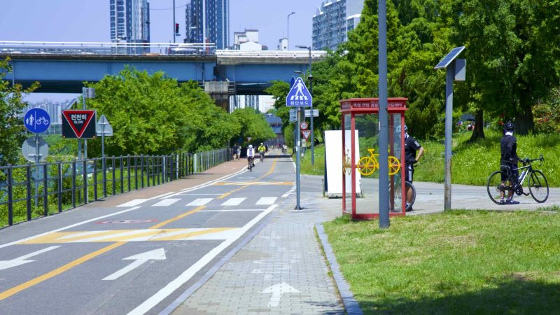 A picture of the Ttukseom Observatory Complex Certification Center (뚝섬전망콤플렉스 인증센터) in Ttukseom Hangang Park (뚝섬한강공원) in Seoul, South Korea.