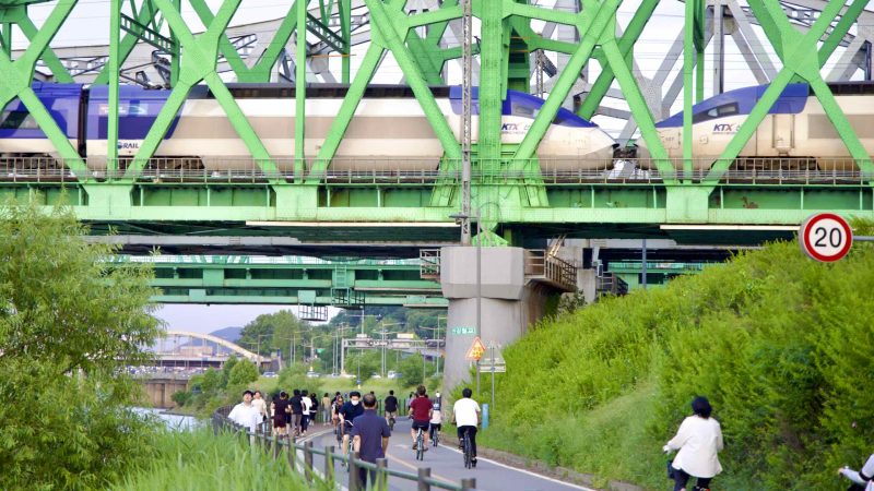 A picture of the Hangang Railway Bridges (한강철교) between Yongsan and Dongjak Districts in Seoul, South Korea.