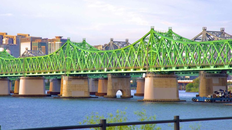A picture of the Hangang Railway Bridges (한강철교) between Yongsan and Dongjak Districts in Seoul, South Korea.