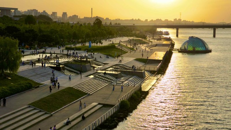 A picture of Waterlight Stage (물빛무대) and Waterlight Square Fountain (물빛광장) in Yeouido Hangang Park (여의도한강공원) in Seoul, South Korea.