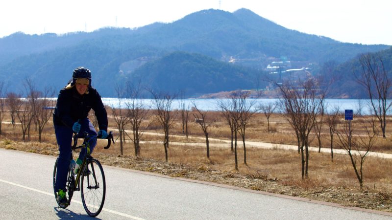 A picture of a rider on the Hangang Bike Path (한강자전거길) on the South Han River (남한강) in Yeoju City.