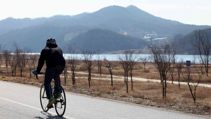 Hangang Bike Path - Yeoju Chungju - Rider and Path Near Gangcheon Island