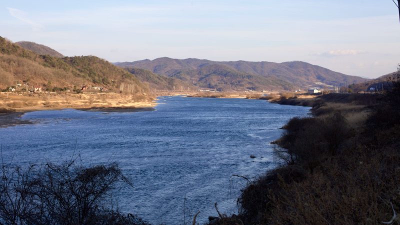 A picture of Binae Island (비내섬) on the Hangang Bike Path (한강자전거길) near South Han River Bridge in Chungju City, South Korea.