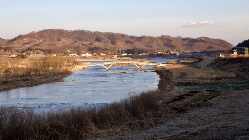 A picture of Binae Island (비내섬) on the Hangang Bike Path (한강자전거길) near South Han River Bridge in Chungju City, South Korea.